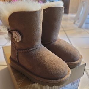 UGGs toddler 7 bailey button nib